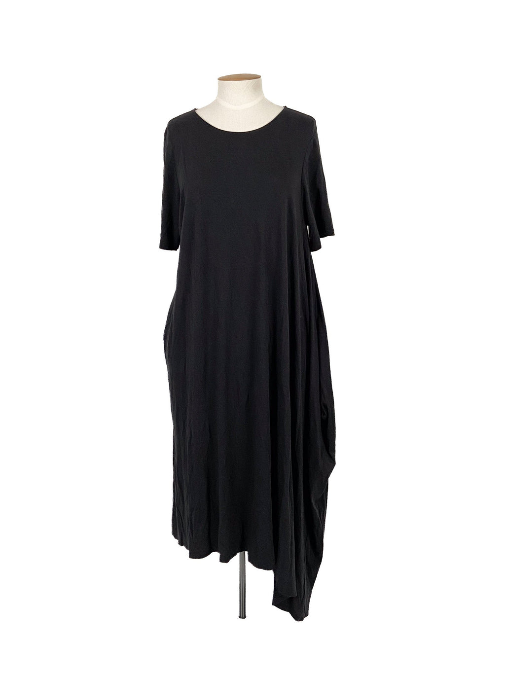 Robe mi-longue noire à manches courtes, taille 42