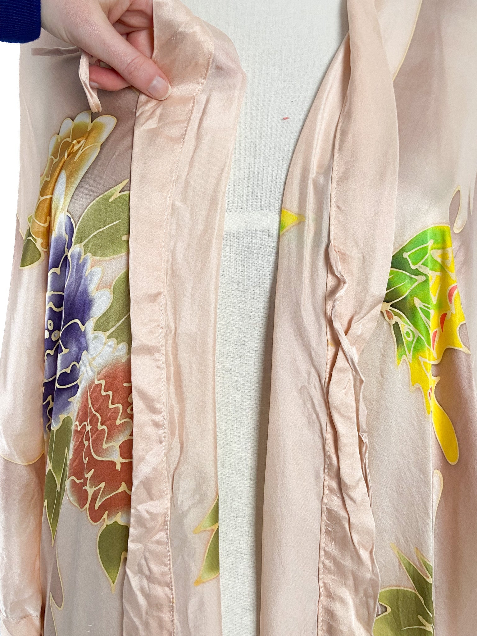 Robe-cardigan fluide en soie à motifs floraux roses Taille unique